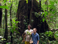 Jean-Michel a Thomas u stromu s obrovskými kořenovými náběhy